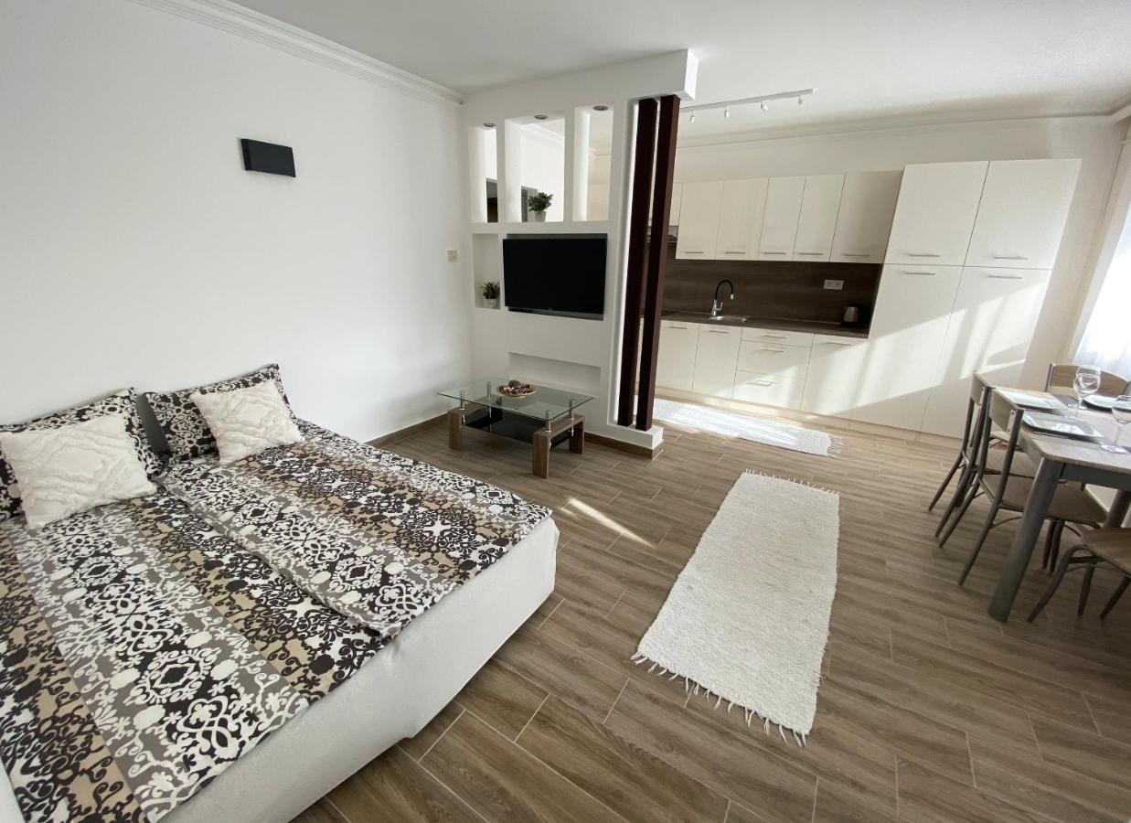 Andrea Apartmanok 2 ไฮจ์ดุสโซบอสโล ภายนอก รูปภาพ